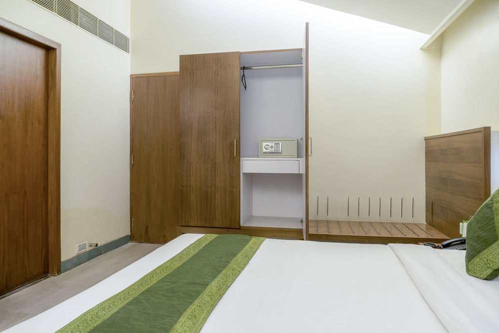 Mint Koregaon Park Next To Osho Ashram Пюн Екстериор снимка