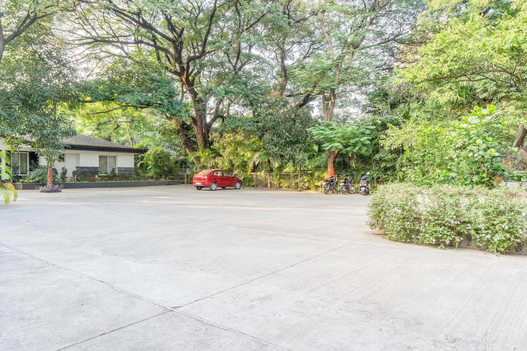 Mint Koregaon Park Next To Osho Ashram Пюн Екстериор снимка