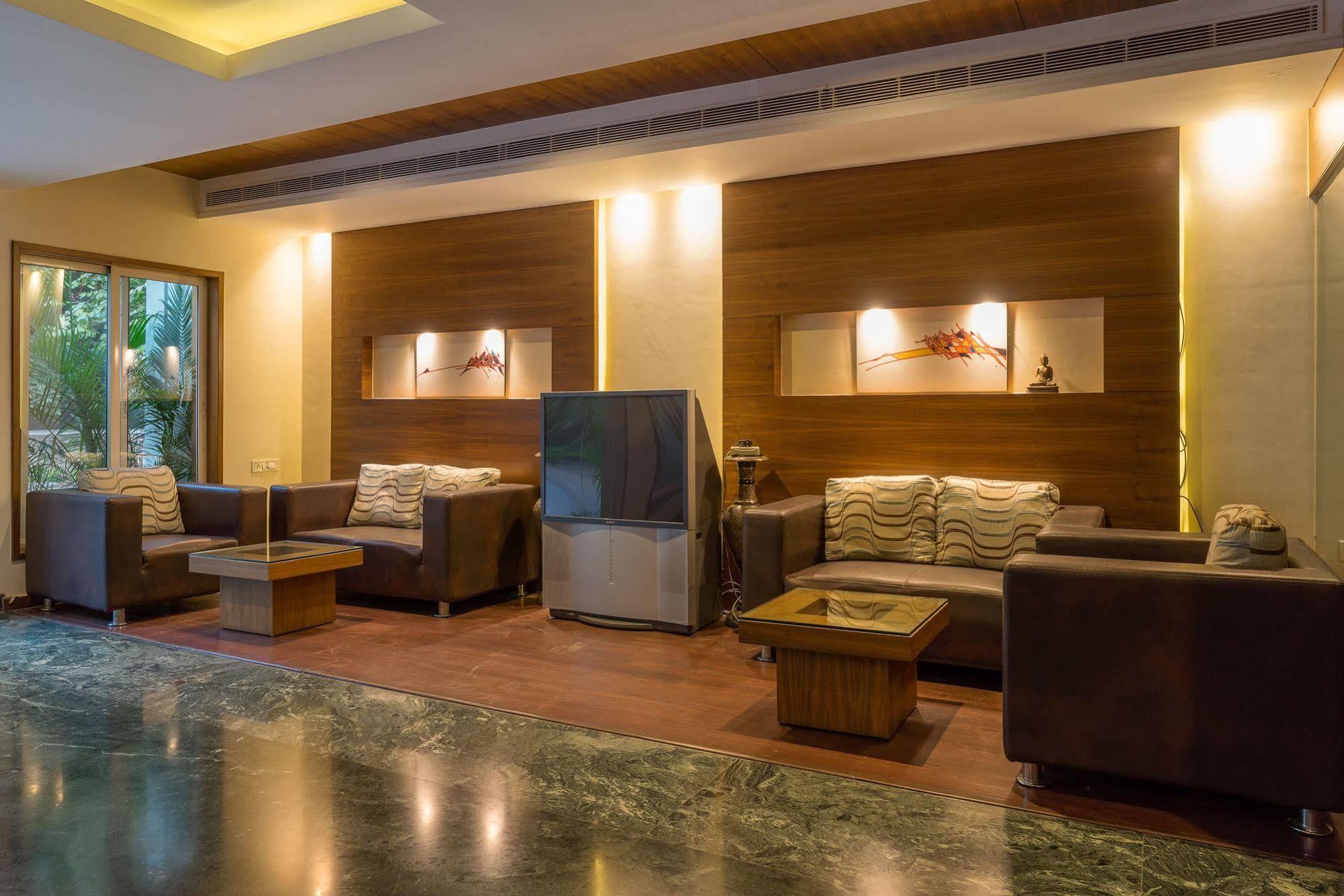 Mint Koregaon Park Next To Osho Ashram Пюн Екстериор снимка