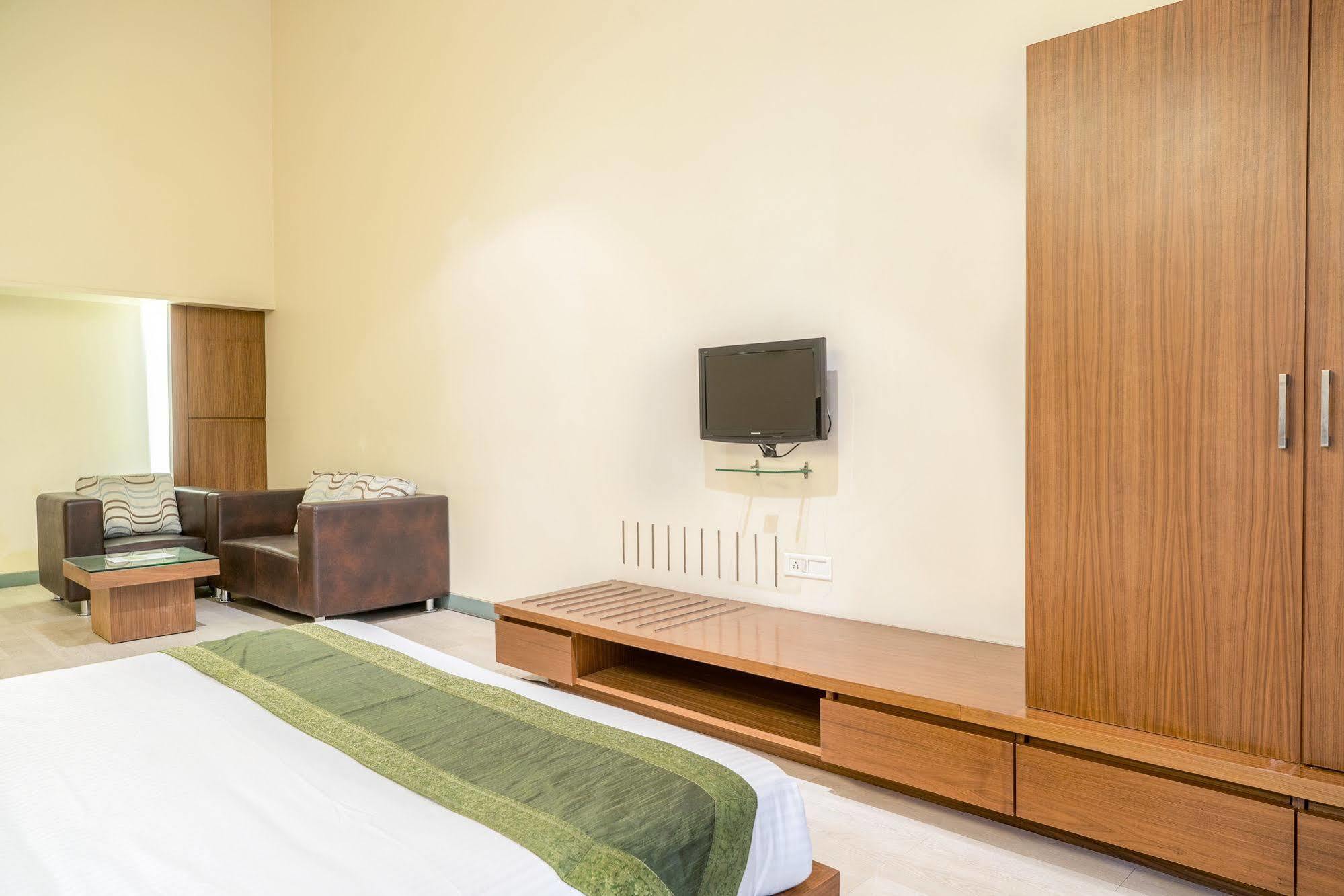 Mint Koregaon Park Next To Osho Ashram Пюн Екстериор снимка