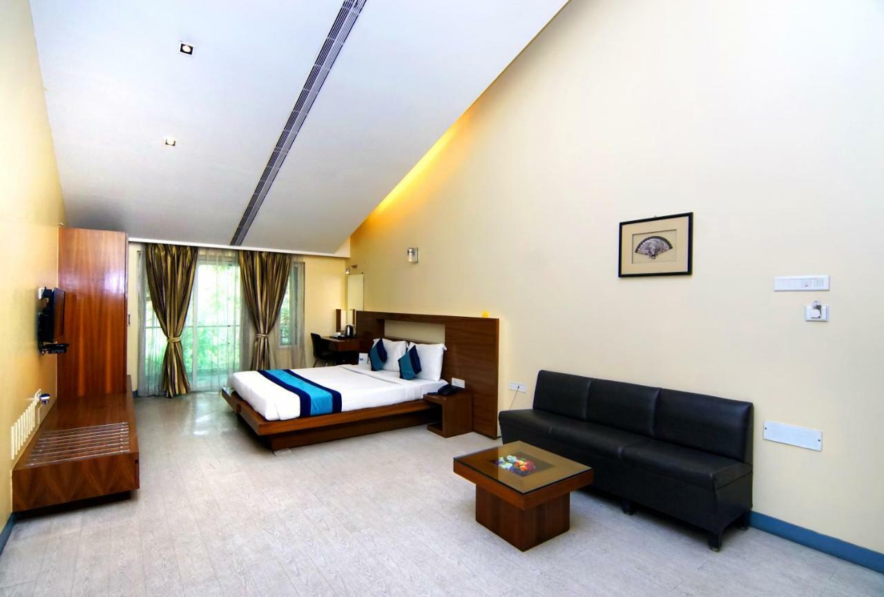 Mint Koregaon Park Next To Osho Ashram Пюн Екстериор снимка