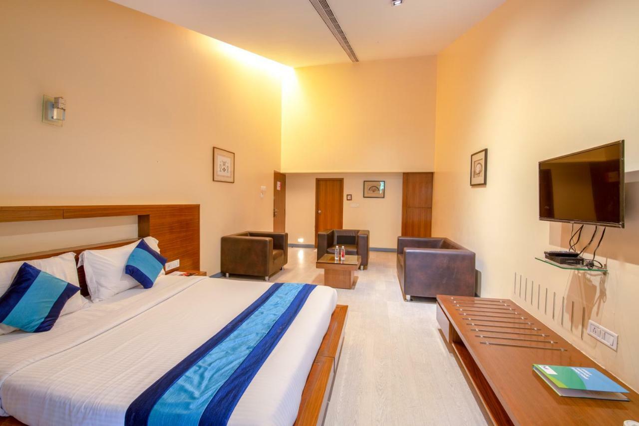 Mint Koregaon Park Next To Osho Ashram Пюн Екстериор снимка