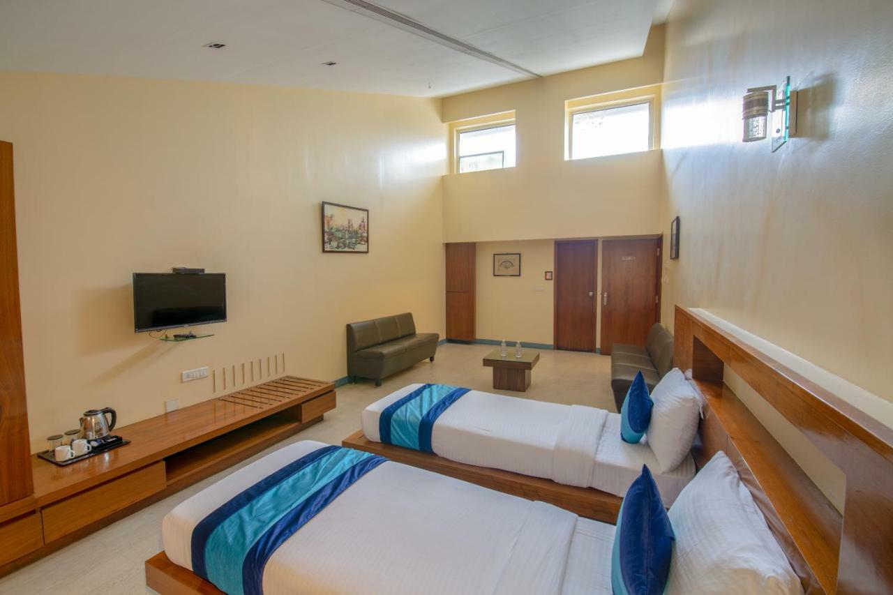 Mint Koregaon Park Next To Osho Ashram Пюн Екстериор снимка