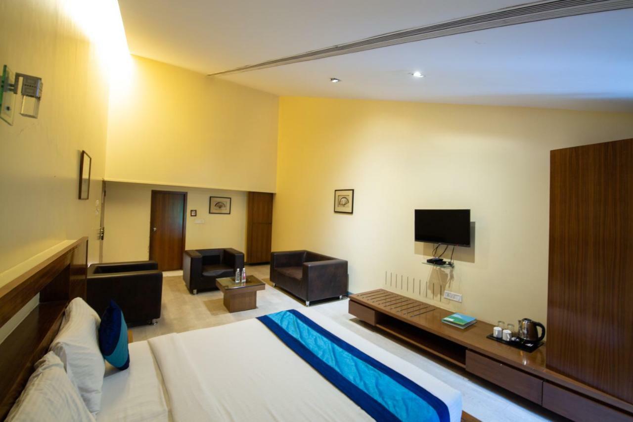 Mint Koregaon Park Next To Osho Ashram Пюн Екстериор снимка
