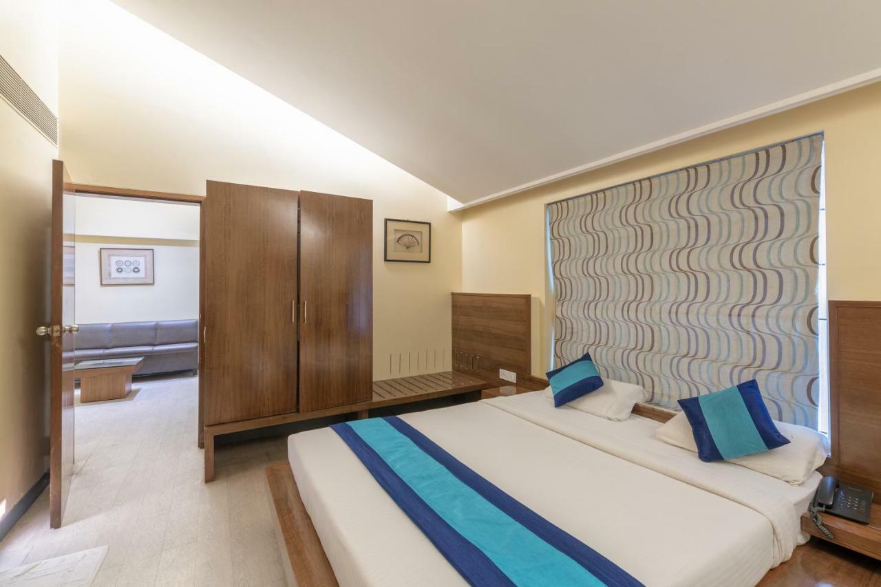 Mint Koregaon Park Next To Osho Ashram Пюн Екстериор снимка