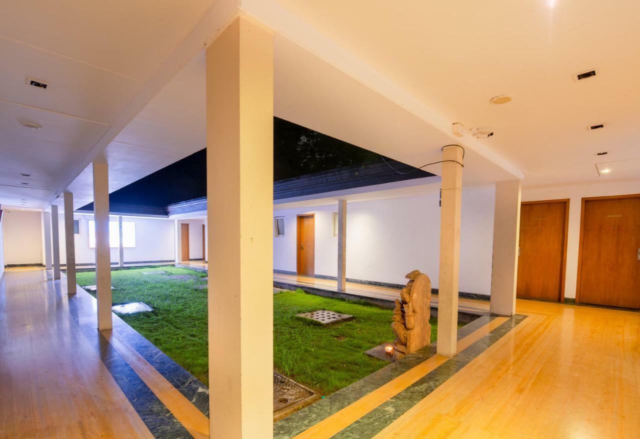 Mint Koregaon Park Next To Osho Ashram Пюн Екстериор снимка